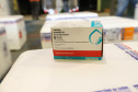 Um novo carregamento com 368.050 doses de vacinas contra a Covid-19 chega no Centro de Medicamentos do Paraná (Cemepar), em Curitiba, na noite desta quinta-feira (15). São 142.800 doses da CoronaVac/Butantan e 225.250 doses da vacina de Oxford/AstraZeneca/Fiocruz.Foto: Geraldo Bubniak/AEN