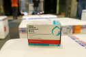 Um novo carregamento com 368.050 doses de vacinas contra a Covid-19 chega no Centro de Medicamentos do Paraná (Cemepar), em Curitiba, na noite desta quinta-feira (15). São 142.800 doses da CoronaVac/Butantan e 225.250 doses da vacina de Oxford/AstraZeneca/Fiocruz.Foto: Geraldo Bubniak/AEN