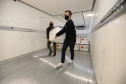 Um novo carregamento com 368.050 doses de vacinas contra a Covid-19 chega no Centro de Medicamentos do Paraná (Cemepar), em Curitiba, na noite desta quinta-feira (15). São 142.800 doses da CoronaVac/Butantan e 225.250 doses da vacina de Oxford/AstraZeneca/Fiocruz.Foto: Geraldo Bubniak/AEN