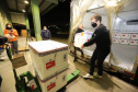 Um novo carregamento com 368.050 doses de vacinas contra a Covid-19 chega no Centro de Medicamentos do Paraná (Cemepar), em Curitiba, na noite desta quinta-feira (15). São 142.800 doses da CoronaVac/Butantan e 225.250 doses da vacina de Oxford/AstraZeneca/Fiocruz.Foto: Geraldo Bubniak/AEN