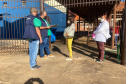 A equipe do programa CGE Itinerante, da Controladoria-Geral do Estadol (CGE), concluiumais um roteiro pelas cidades do interior do Paraná. Os servidores conferiram a distribuiçãoda vacina contra a Covid-19 e dos kits de merenda escolar para famílias com filhos na red estadual.  -  Foto: Divulgação CGE 