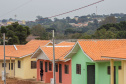 O Governo do Estado vai realizar a regularização de até quatro mil imóveis sem documentação no bairro Guarituba, em Piraquara. A ação é coordenada pela Cohapar, em parceria com a Prefeitura de Piraquara e o Governo Federal, com investimentos oriundos do Fundo Estadual de Combate à Pobreza, o que permitirá que o serviço seja oferecido de graça aos beneficiários. (Foto: Arquivo Cohapar)