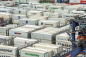 Março foi extremamente positivo para as movimentações pelo Terminal de Contêineres do Porto de Paranaguá. O segmento fecha o mês com recorde histórico: melhor movimentação geral em um único mês. Foram 95.633 TEUs (unidades de contêineres de 20 pés) importados e exportados em março.  -  Paranaguá, 19/04/2021  -  Foto: Claudio Neves/Portos do Paraná