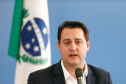 O governador Carlos Massa Ratinho Junior assinou nesta terça-feira (11) dois convênios que ampliam o apoio do Estado aos municípios da região de Londrina e à pesquisa acadêmica. As assinaturas aconteceram em um evento no Palácio Iguaçu com prefeitos da Associação dos Municípios do Médio Paranapanema (Amepar), deputados estaduais, membros da Universidade Estadual de Londrina (UEL) e representantes do Escritório da Casa Civil na região. Foto: Jonathan Campos/AEN