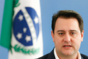 O governador Carlos Massa Ratinho Junior assinou nesta terça-feira (11) dois convênios que ampliam o apoio do Estado aos municípios da região de Londrina e à pesquisa acadêmica. As assinaturas aconteceram em um evento no Palácio Iguaçu com prefeitos da Associação dos Municípios do Médio Paranapanema (Amepar), deputados estaduais, membros da Universidade Estadual de Londrina (UEL) e representantes do Escritório da Casa Civil na região. Foto: Jonathan Campos/AEN