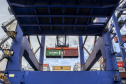 As exportações de mel, pelo Porto de Paranaguá, cresceram 31,65% neste primeiro quadrimestre, comparado com o período em 2020. O produto natural que deixou o país pelo terminal paranaense movimentou, de janeiro a abril, US$ 12,48 milhões. Quase toda carga exportada é produzida no próprio Estado, que está entre os três principais produtores do país.  -  Foto: Claudio Neves/Portos do Paraná