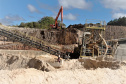 De acordo com o Informe Mineral 05/2021, divulgado pela Divisão de Geologia – Diretoria de Gestão Territorial – do Instituto Água e Terra, os segmentos da indústria mineral participaram com R$ 25,52 bilhões, na economia do Estado