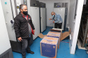 A Secretaria de Estado da Saúde (Sesa) recebeu na noite desta quarta-feira (26) a quarta remessa de vacinas contra a Covid-19 da Pfizer/BioNTech. O quantitativo de 37.440 doses faz parte da 21ª remessa de distribuição do Ministério da Saúde.  -  Curitiba, 26/05/2021  -  Foto: Ari Dias/AEN