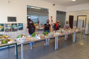 Nesta sexta-feira (28), os colégios estaduais vão realizar a quinta entrega de alimentos do ano para as famílias mais vulneráveis da comunidade escolar. Novamente, todas as 2,1 mil escolas da rede vão distribuir kits de alimentos não perecíveis, como aconteceu na terceira entrega, no fim de abril, além de produtos da agricultura familiar.  -  Curitiba, 27/05/2021  -  Foto: Divulgação SEED