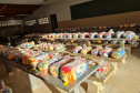 Nesta sexta-feira (28), os colégios estaduais vão realizar a quinta entrega de alimentos do ano para as famílias mais vulneráveis da comunidade escolar. Novamente, todas as 2,1 mil escolas da rede vão distribuir kits de alimentos não perecíveis, como aconteceu na terceira entrega, no fim de abril, além de produtos da agricultura familiar.  -  Curitiba, 27/05/2021  -  Foto: Divulgação SEED