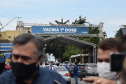 O Paraná começou a vacinar trabalhadores portuários e aeroportuários contra a Covid-19 nesta sexta-feira (28). As doses da vacina AstraZeneca/Fiocruz destinadas a estes grupos foram enviadas pelo Ministério da Saúde nesta semana. - Paranaguá, 28/05/2021  -  Foto: Américo Antonio/SESA