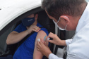 O Paraná começou a vacinar trabalhadores portuários e aeroportuários contra a Covid-19 nesta sexta-feira (28). As doses da vacina AstraZeneca/Fiocruz destinadas a estes grupos foram enviadas pelo Ministério da Saúde nesta semana. - Paranaguá, 28/05/2021  -  Foto: Américo Antonio/SESA