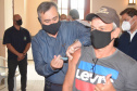 O Paraná começou a vacinar trabalhadores portuários e aeroportuários contra a Covid-19 nesta sexta-feira (28). As doses da vacina AstraZeneca/Fiocruz destinadas a estes grupos foram enviadas pelo Ministério da Saúde nesta semana. -  Paranaguá, 28/05/2021  -  Foto: Américo Antonio/SESA