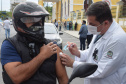 O Paraná começou a vacinar trabalhadores portuários e aeroportuários contra a Covid-19 nesta sexta-feira (28). As doses da vacina AstraZeneca/Fiocruz destinadas a estes grupos foram enviadas pelo Ministério da Saúde nesta semana. -  Paranaguá, 28/05/2021  -  Foto: Américo Antonio/SESA