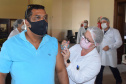 O Paraná começou a vacinar trabalhadores portuários e aeroportuários contra a Covid-19 nesta sexta-feira (28). As doses da vacina AstraZeneca/Fiocruz destinadas a estes grupos foram enviadas pelo Ministério da Saúde nesta semana. -  Paranaguá, 28/05/2021  -  Foto: Américo Antonio/SESA