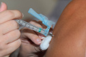 O Paraná começou a vacinar trabalhadores portuários e aeroportuários contra a Covid-19 nesta sexta-feira (28). As doses da vacina AstraZeneca/Fiocruz destinadas a estes grupos foram enviadas pelo Ministério da Saúde nesta semana. -  Paranaguá, 28/05/2021  -  Foto: Américo Antonio/SESA