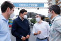 O Paraná começou a vacinar trabalhadores portuários e aeroportuários contra a Covid-19 nesta sexta-feira (28). As doses da vacina AstraZeneca/Fiocruz destinadas a estes grupos foram enviadas pelo Ministério da Saúde nesta semana. Foto:Rodrigo Felix Leal/SEIL