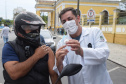 O Paraná começou a vacinar trabalhadores portuários e aeroportuários contra a Covid-19 nesta sexta-feira (28). As doses da vacina AstraZeneca/Fiocruz destinadas a estes grupos foram enviadas pelo Ministério da Saúde nesta semana. -  Paranaguá, 28/05/2021  -  Foto: Américo Antonio/SESA
