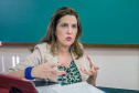 Projeto da UEL instala central de coleta multisseletiva de resíduos em condomínio. Na foto, a professora Lilian Aligleri - Foto:  Arquivo/COMUEL  