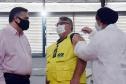 O Paraná iniciou nesta terça-feira (1º) a vacinação contra a Covid-19 em trabalhadores do transporte aéreo, em todo o Estado. O secretário de Estado da Saúde, Beto Preto, esteve presente no ginásio Ney Braga, em São José dos Pinhais, para acompanhar a imunização dos profissionais vinculados ao aeroporto internacional Afonso Pena. - Curitiba, 01/06/2021 - Foto: Américo Antonio/SESA