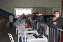 O Paraná iniciou nesta terça-feira (1º) a vacinação contra a Covid-19 em trabalhadores do transporte aéreo, em todo o Estado. O secretário de Estado da Saúde, Beto Preto, esteve presente no ginásio Ney Braga, em São José dos Pinhais, para acompanhar a imunização dos profissionais vinculados ao aeroporto internacional Afonso Pena.  -  Curitiba, 01/06/2021  -  Foto: Américo Antonio/SESA