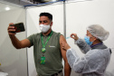 O Paraná iniciou nesta terça-feira (1º) a vacinação contra a Covid-19 em trabalhadores do transporte aéreo, em todo o Estado. O secretário de Estado da Saúde, Beto Preto, esteve presente no ginásio Ney Braga, em São José dos Pinhais, para acompanhar a imunização dos profissionais vinculados ao aeroporto internacional Afonso Pena.  -  Curitiba, 01/06/2021  -  Foto: Américo Antonio/SESA