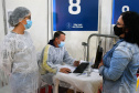 O Paraná iniciou nesta terça-feira (1º) a vacinação contra a Covid-19 em trabalhadores do transporte aéreo, em todo o Estado. O secretário de Estado da Saúde, Beto Preto, esteve presente no ginásio Ney Braga, em São José dos Pinhais, para acompanhar a imunização dos profissionais vinculados ao aeroporto internacional Afonso Pena.  -  Curitiba, 01/06/2021  -  Foto: Américo Antonio/SESA