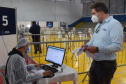 O Paraná iniciou nesta terça-feira (1º) a vacinação contra a Covid-19 em trabalhadores do transporte aéreo, em todo o Estado. O secretário de Estado da Saúde, Beto Preto, esteve presente no ginásio Ney Braga, em São José dos Pinhais, para acompanhar a imunização dos profissionais vinculados ao aeroporto internacional Afonso Pena.  -  Curitiba, 01/06/2021  -  Foto: Américo Antonio/SESA
