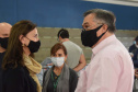 O Paraná iniciou nesta terça-feira (1º) a vacinação contra a Covid-19 em trabalhadores do transporte aéreo, em todo o Estado. O secretário de Estado da Saúde, Beto Preto, esteve presente no ginásio Ney Braga, em São José dos Pinhais, para acompanhar a imunização dos profissionais vinculados ao aeroporto internacional Afonso Pena. - Curitiba, 01/06/2021 - Foto: Américo Antonio/SESA