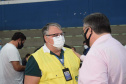 O Paraná iniciou nesta terça-feira (1º) a vacinação contra a Covid-19 em trabalhadores do transporte aéreo, em todo o Estado. O secretário de Estado da Saúde, Beto Preto, esteve presente no ginásio Ney Braga, em São José dos Pinhais, para acompanhar a imunização dos profissionais vinculados ao aeroporto internacional Afonso Pena. - Curitiba, 01/06/2021 - Foto: Américo Antonio/SESA
