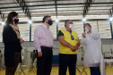 O Paraná iniciou nesta terça-feira (1º) a vacinação contra a Covid-19 em trabalhadores do transporte aéreo, em todo o Estado. O secretário de Estado da Saúde, Beto Preto, esteve presente no ginásio Ney Braga, em São José dos Pinhais, para acompanhar a imunização dos profissionais vinculados ao aeroporto internacional Afonso Pena.  -  Curitiba, 01/06/2021  -  Foto: Américo Antonio/SESA