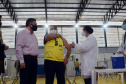 O Paraná iniciou nesta terça-feira (1º) a vacinação contra a Covid-19 em trabalhadores do transporte aéreo, em todo o Estado. O secretário de Estado da Saúde, Beto Preto, esteve presente no ginásio Ney Braga, em São José dos Pinhais, para acompanhar a imunização dos profissionais vinculados ao aeroporto internacional Afonso Pena. - Curitiba, 01/06/2021 - Foto: Américo Antonio/SESA