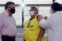 O Paraná iniciou nesta terça-feira (1º) a vacinação contra a Covid-19 em trabalhadores do transporte aéreo, em todo o Estado. O secretário de Estado da Saúde, Beto Preto, esteve presente no ginásio Ney Braga, em São José dos Pinhais, para acompanhar a imunização dos profissionais vinculados ao aeroporto internacional Afonso Pena. - Curitiba, 01/06/2021 - Foto: Américo Antonio/SESA
