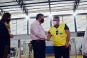 O Paraná iniciou nesta terça-feira (1º) a vacinação contra a Covid-19 em trabalhadores do transporte aéreo, em todo o Estado. O secretário de Estado da Saúde, Beto Preto, esteve presente no ginásio Ney Braga, em São José dos Pinhais, para acompanhar a imunização dos profissionais vinculados ao aeroporto internacional Afonso Pena. - Curitiba, 01/06/2021 - Foto: Américo Antonio/SESA