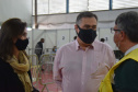 O Paraná iniciou nesta terça-feira (1º) a vacinação contra a Covid-19 em trabalhadores do transporte aéreo, em todo o Estado. O secretário de Estado da Saúde, Beto Preto, esteve presente no ginásio Ney Braga, em São José dos Pinhais, para acompanhar a imunização dos profissionais vinculados ao aeroporto internacional Afonso Pena. - Curitiba, 01/06/2021 - Foto: Américo Antonio/SESA