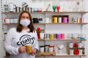 A empreendedora Alessandra Carrijo é dona de um e-commerce de brindes e presentes, que vende canecas, almofadas e kits comemorativos. A principal vitrine da loja virtual são as mídias sociais, em especial pelo Instagram, vendendo para todo o Brasil.  Foto: Ari Dias/AEN