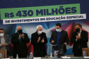 O Governo do Estado vai ampliar em 10% o investimento na educação especial do Paraná. O novo acordo, assinado nesta terça-feira (6) pelo governador Carlos Massa Ratinho Junior, em cerimônia no Palácio Iguaçu, prevê investimentos de R$ 432,3 milhões no ciclo que começa no próximo dia 1º de agosto e vai até o fim de janeiro de 2023. Foto: Jonathan Campos/AEN