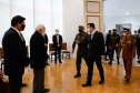 O governador Carlos Massa Ratinho Junior recebeu nesta sexta-feira (9), no Palácio Iguaçu, o comandante-geral do Exército Brasileiro, general Paulo Sérgio Nogueira de Oliveira, e uma comitiva com o alto comando da instituição militar. - Curitiba, 09/07/2021 - Foto: Jonathan Campos/AEN