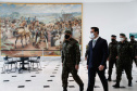 O governador Carlos Massa Ratinho Junior recebeu nesta sexta-feira (9), no Palácio Iguaçu, o comandante-geral do Exército Brasileiro, general Paulo Sérgio Nogueira de Oliveira, e uma comitiva com o alto comando da instituição militar. - Curitiba, 09/07/2021 - Foto: Jonathan Campos/AEN