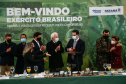 O governador Carlos Massa Ratinho Junior recebeu nesta sexta-feira (9), no Palácio Iguaçu, o comandante-geral do Exército Brasileiro, general Paulo Sérgio Nogueira de Oliveira, e uma comitiva com o alto comando da instituição militar. -  Curitiba, 09/07/2021  -  Foto: Jonathan Campos/AEN