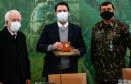 O governador Carlos Massa Ratinho Junior recebeu nesta sexta-feira (9), no Palácio Iguaçu, o comandante-geral do Exército Brasileiro, general Paulo Sérgio Nogueira de Oliveira, e uma comitiva com o alto comando da instituição militar. - Curitiba, 09/07/2021 - Foto: Jonathan Campos/AEN
