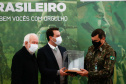 O governador Carlos Massa Ratinho Junior recebeu nesta sexta-feira (9), no Palácio Iguaçu, o comandante-geral do Exército Brasileiro, general Paulo Sérgio Nogueira de Oliveira, e uma comitiva com o alto comando da instituição militar. -  Curitiba, 09/07/2021  -  Foto: Jonathan Campos/AEN