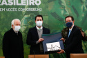 O governador Carlos Massa Ratinho Junior recebeu nesta sexta-feira (9), no Palácio Iguaçu, o comandante-geral do Exército Brasileiro, general Paulo Sérgio Nogueira de Oliveira, e uma comitiva com o alto comando da instituição militar. - Curitiba, 09/07/2021 - Foto: Jonathan Campos/AEN