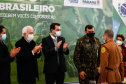 O governador Carlos Massa Ratinho Junior recebeu nesta sexta-feira (9), no Palácio Iguaçu, o comandante-geral do Exército Brasileiro, general Paulo Sérgio Nogueira de Oliveira, e uma comitiva com o alto comando da instituição militar. - Curitiba, 09/07/2021 - Foto: Jonathan Campos/AEN