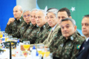 O governador Carlos Massa Ratinho Junior recebeu nesta sexta-feira (9), no Palácio Iguaçu, o comandante-geral do Exército Brasileiro, general Paulo Sérgio Nogueira de Oliveira, e uma comitiva com o alto comando da instituição militar. - Curitiba, 09/07/2021 - Foto: José Fernando Ogura/AEN