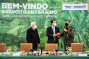 O governador Carlos Massa Ratinho Junior recebeu nesta sexta-feira (9), no Palácio Iguaçu, o comandante-geral do Exército Brasileiro, general Paulo Sérgio Nogueira de Oliveira, e uma comitiva com o alto comando da instituição militar. -  Curitiba, 09/07/2021  -  Foto: José Fernando Ogura/AEN