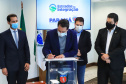 O Governo do Estado vai recuperar mais 55 quilômetros com nova pavimentação em estradas rurais de dez cidades do Paraná. Os convênios com as prefeituras foram assinados nesta segunda-feira (12), em cerimônia no Palácio Iguaçu, pelo governador Carlos Massa Ratinho Junior.   -  Curitiba, 12/07/2021  -  Foto: José Fernando Ogura/AEN 