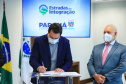 O Governo do Estado vai recuperar mais 55 quilômetros com nova pavimentação em estradas rurais de dez cidades do Paraná. Os convênios com as prefeituras foram assinados nesta segunda-feira (12), em cerimônia no Palácio Iguaçu, pelo governador Carlos Massa Ratinho Junior.   -  Curitiba, 12/07/2021  -  Foto: José Fernando Ogura/AEN 