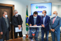 O Governo do Estado vai recuperar mais 55 quilômetros com nova pavimentação em estradas rurais de dez cidades do Paraná. Os convênios com as prefeituras foram assinados nesta segunda-feira (12), em cerimônia no Palácio Iguaçu, pelo governador Carlos Massa Ratinho Junior.   -  Curitiba, 12/07/2021  -  Foto: José Fernando Ogura/AEN 