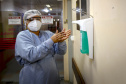 A parnanguara Lucimar Josiane de Oliveira, de 44 anos, recebeu a primeira dose da vacina contra a Covid-19 exatamente às 21h48 do dia 18 de janeiro de 2021. A enfermeira, que atua no Complexo Hospitalar do Trabalhador (CHT), foi a primeira paranaense a ser vacinada contra o novo coronavírus.  -  Curitiba, 15/07/2021  -  Foto: Gilson Abreu/AEN